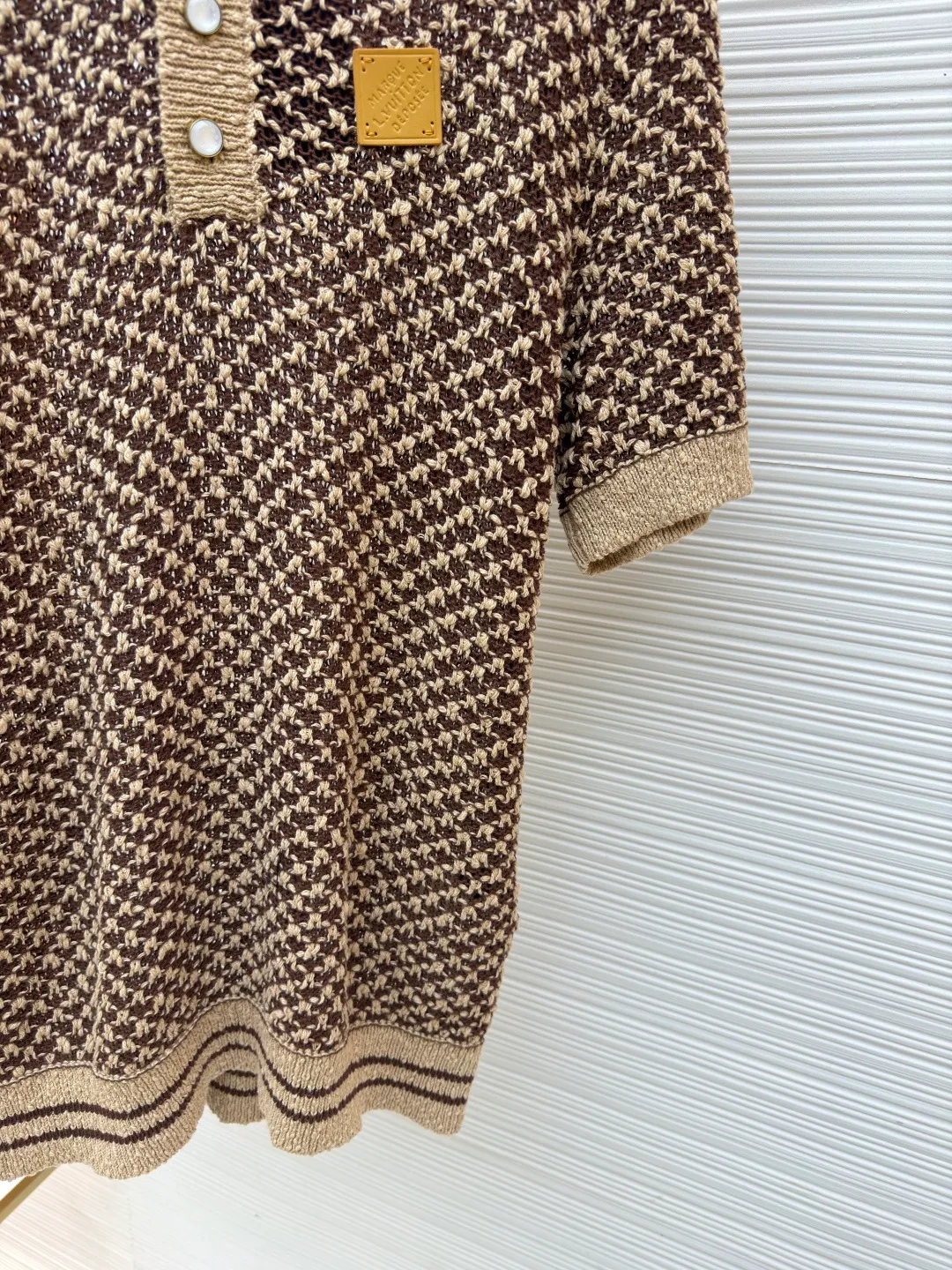 LOUIS VUITTON short-sleeved knitted mesh Polo shirt ●Original version: Purchased and developed for 17999 ●Item number: 1682531-B20 ●Fabric: cotton fabric ●Technology: knitted ●Color: brown ●Version: fitted version ●Weight: about 340 grams ●Size: S-M-L-XL ●Description: This LOUIS VUITTON houndstooth knitted Polo shirt is woven with high-quality wool blended gold and silver threads. It uses jacquard knitting technology to create a houndstooth texture. The pattern is three-dimensional and full of metallic luster. The fabric is both soft and skin-friendly and stiff, and is not easy to pill or snag. The neckline is a classic Polo lapel design, the custom-made mother-of-pearl buttons at the placket have a warm texture, and the brand metal logo on the body is hand-inlaid, which is strong and highlights the luxury quality. The cuffs and hem are ribbed in the same color, with moderate elasticity to fit the body shape. The overall cut is a loose silhouette, the shoulders are seamlessly spliced, the stitching is straight and fine, the customized accessories and three labels are complete, and the detailed craftsmanship shows the brand's ingenuity. It is suitable for various wear scenarios such as daily leisure and light business. The overall wiring is straight and delicate, the fabric is comfortable and soft, and the color is consistent without color difference. It can be matched with the same style to create a fashionable look and control various occasions. Customized accessories, complete with three standards, same style for men and women!